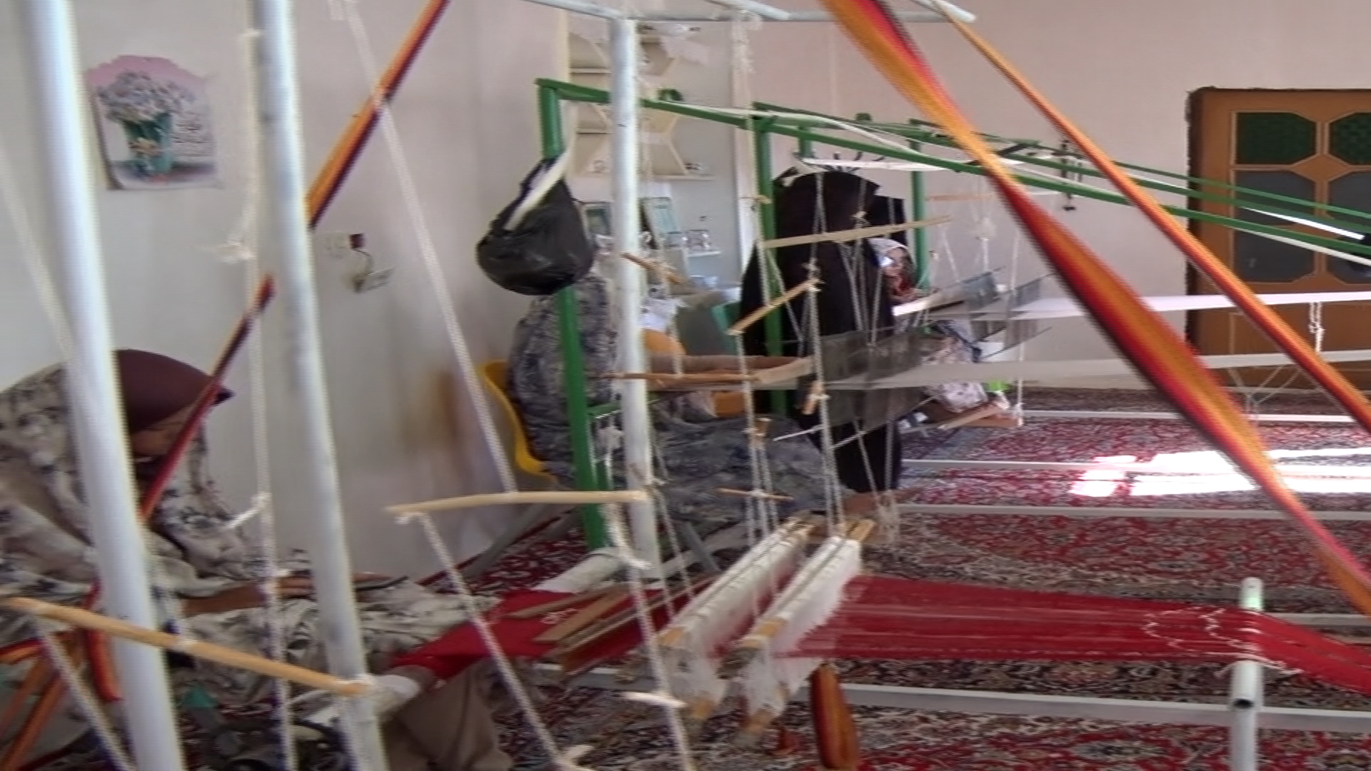 تهیه و ساخت 10 دستگاه دار ابریشم بافی در روستای بسک